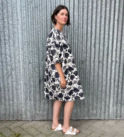 Flash Sale Dark Navy Roses Linen Sunja Dress Dresses