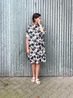 Flash Sale Dark Navy Roses Linen Sunja Dress Dresses