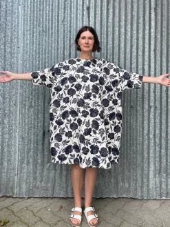 Flash Sale Dark Navy Roses Linen Sunja Dress Dresses