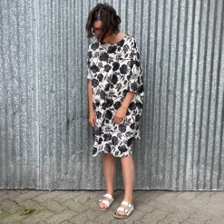 Flash Sale Dark Navy Roses Linen Sunja Dress Dresses